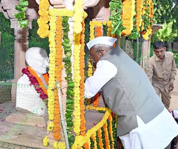 गांधी जी और शास्त्री जी की जयंती पर राज्यपाल और मुख्यमंत्री ने पुष्प अर्पित कर किया नमन