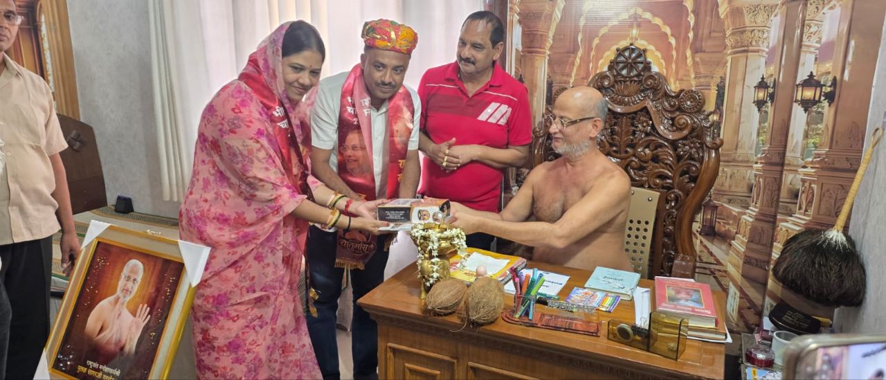 महापौर ने आचार्य पुलक सागर से आशीर्वाद लेकर शहर के विकास का लिया संकल्प
