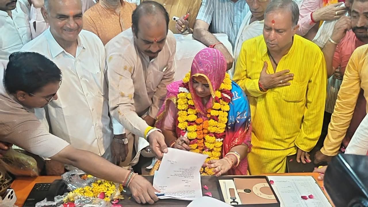 वैदिक मंत्रोच्चार के बीच महापौर जसवंत कंवर व उप महापौर राधेश्याम सोमानी ने संभाला पदभार